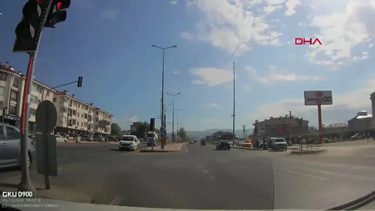 Düzce’de Kavşakta Korkunç Kaza: Hafif Ticari Araç Otobüsle Böyle Çarpıştı