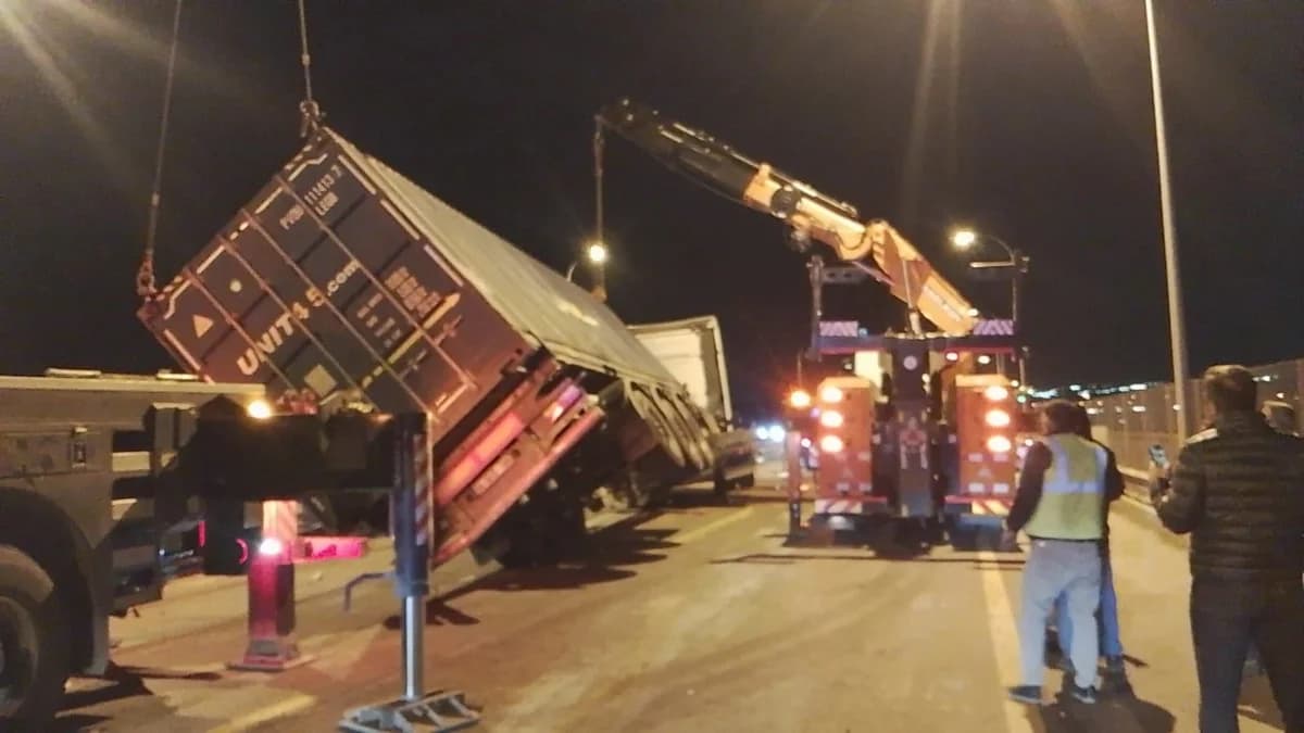 İstanbul – Büyükçekmece TEM Otoyolu’nda TIR devrildi; şoförü yaralandı