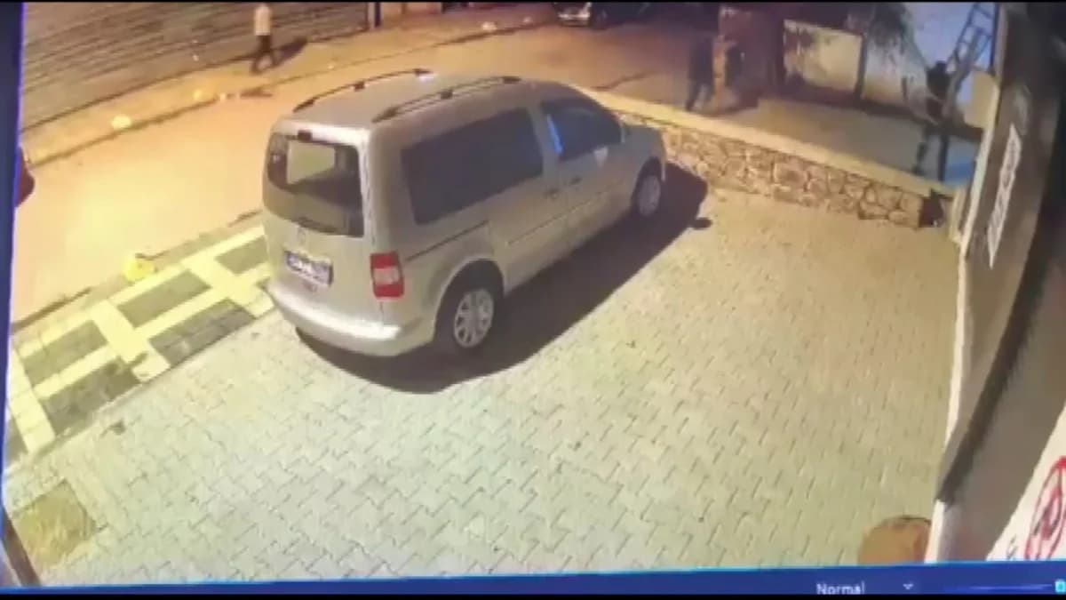 Kadıköy’de Soygun: Merdivenle Eve Giren 3 Şüpheli, 1 Milyon Liralık Altın Çaldı