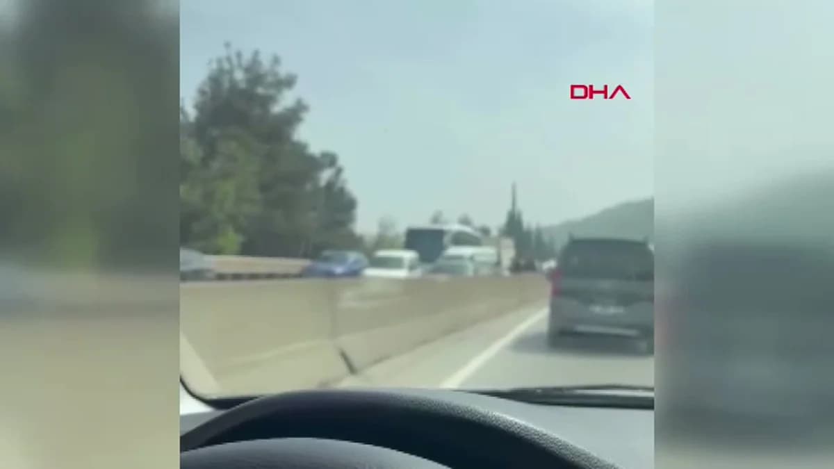 Bursa Kestel’de Bariyerlere Çarpan Araç Takla Attı, 2 Kişi Yaralandı
