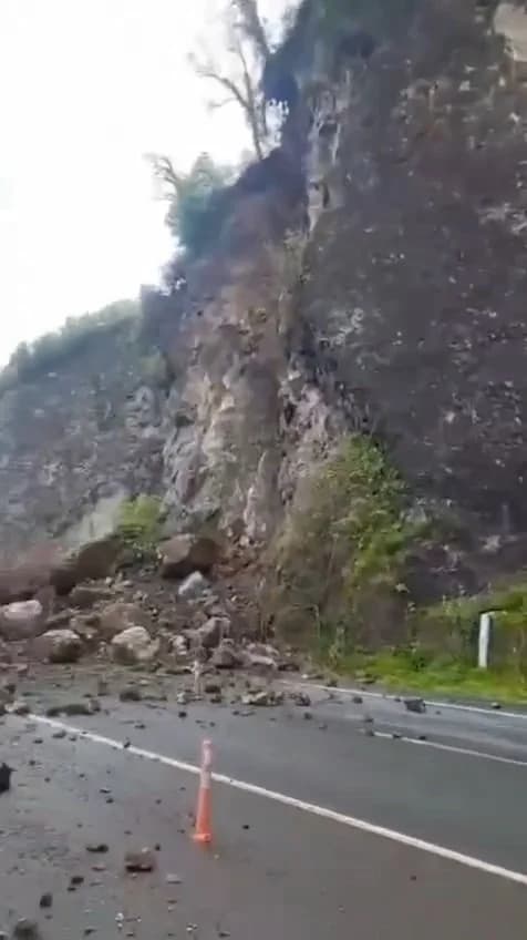 Artvin’de Heyelan Faciası: Karayolu Ulaşıma Kapandı, TIR Zarar Gördü