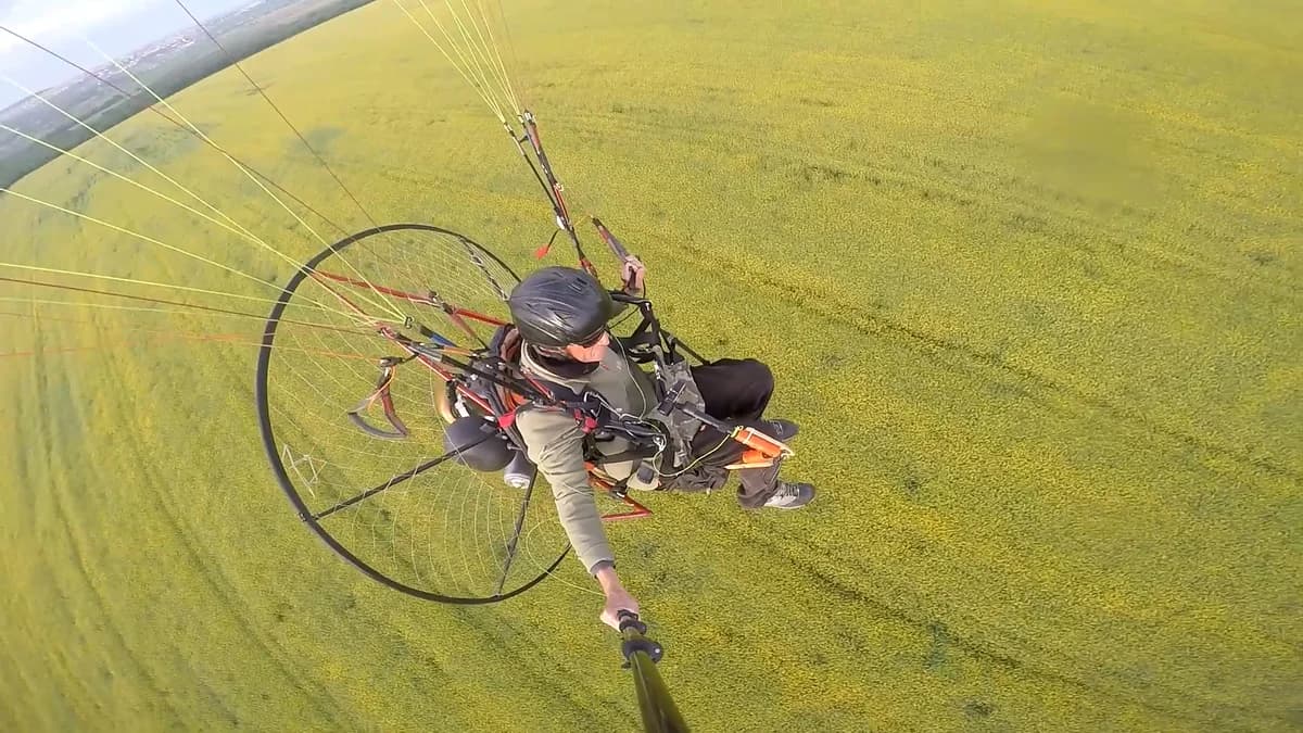 Edirne’de Kanola Tarlaları Üzerinde Nefes Kesen Paramotor Uçuşu: ‘Sarı Altın Çiçeği’ Gökyüzünden İzlendi