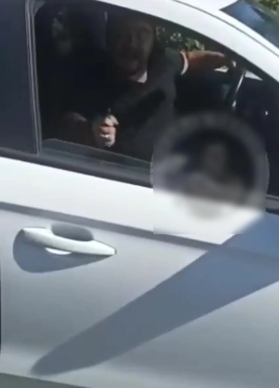 Boşanma Aşamasındaki Koca, Eşinin Evini Kurşunladı: Trafikteki Bıçaklı Tartışma Görüntüleri Ortaya Çıktı