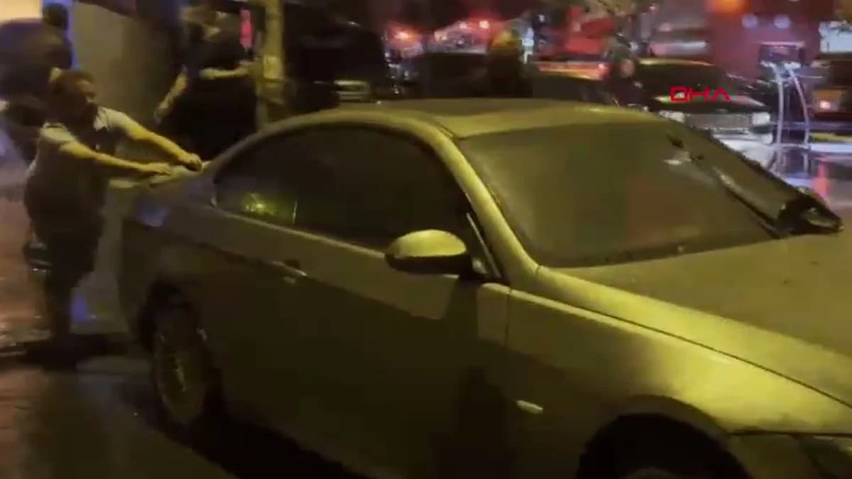 Antalya’da Tamirhanede Korkunç Yangın: 5 Araç Kül Oldu, 15 Araç Zarar Gördü