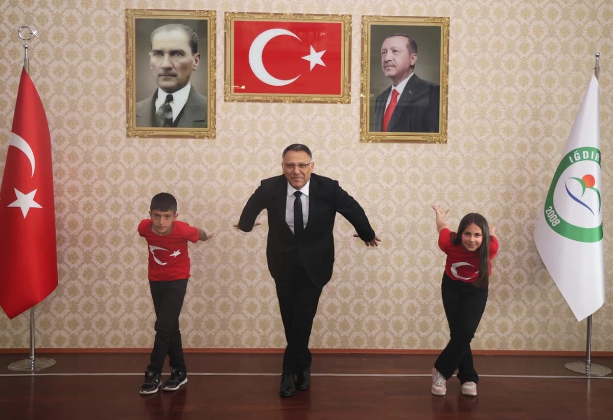 Iğdır Üniversitesi’nde 23 Nisan Coşkusu: Çocuklar Rektörlük Koltuğunda ‘Kartal Dansı’ Yaptı