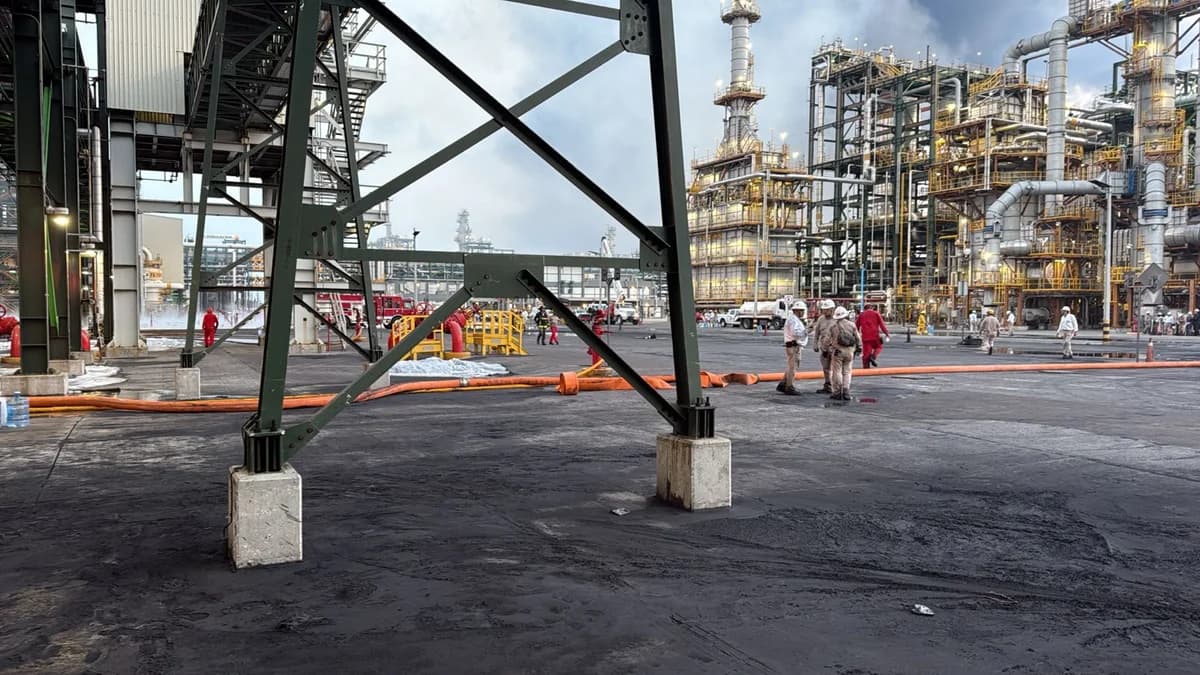Meksika’daki Petrol Rafinerisinde Yangın Çıktı