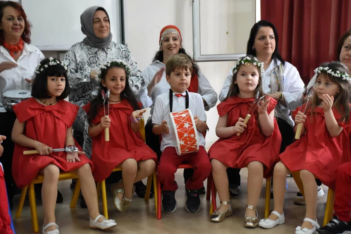 Anneler Günü’nde Sahne Sahibi Neşeli Anneler ve Minik Ritimciler