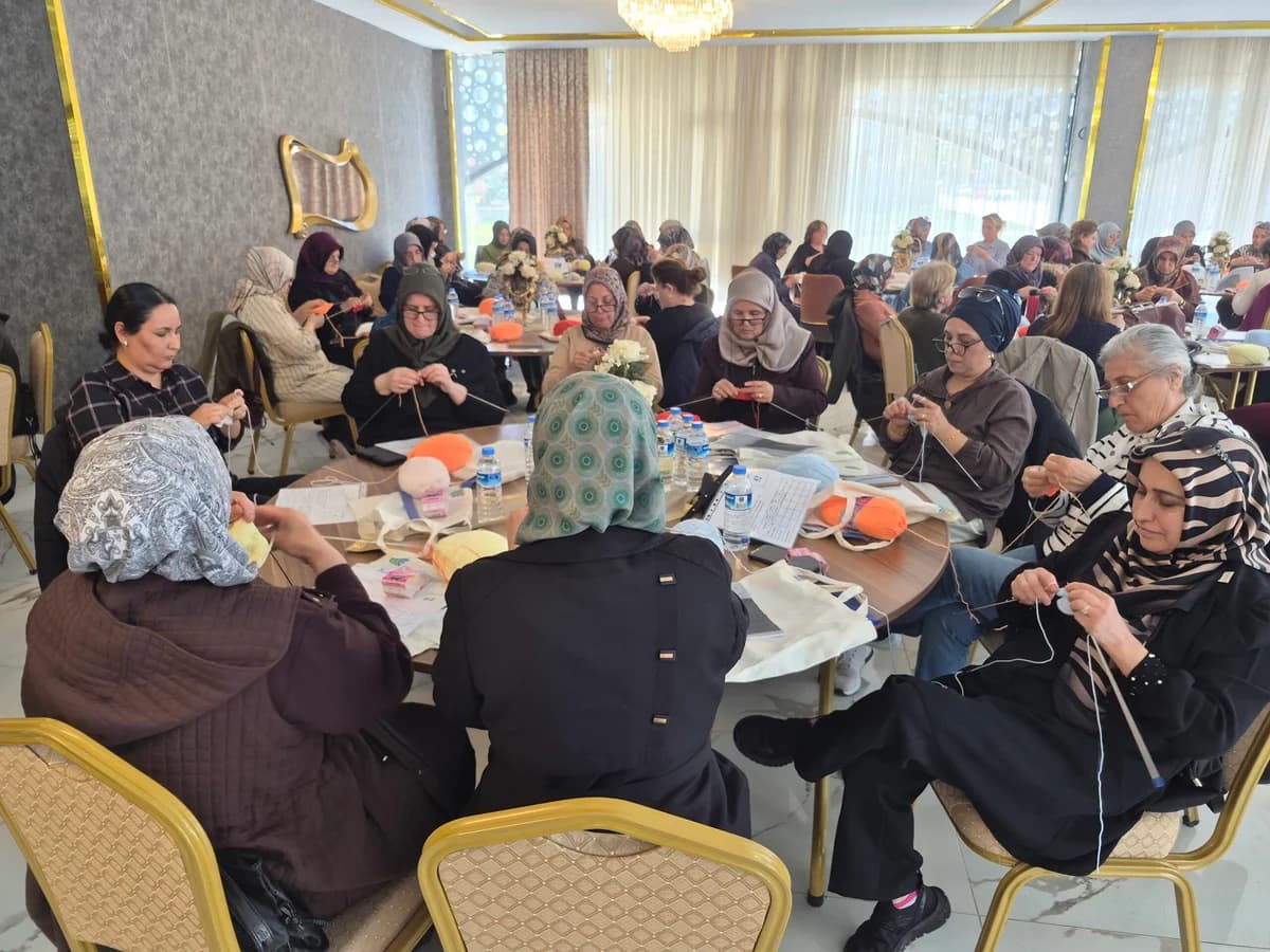 Malatya’da Kadınlar Arasında Renkli Örgü Yarışı