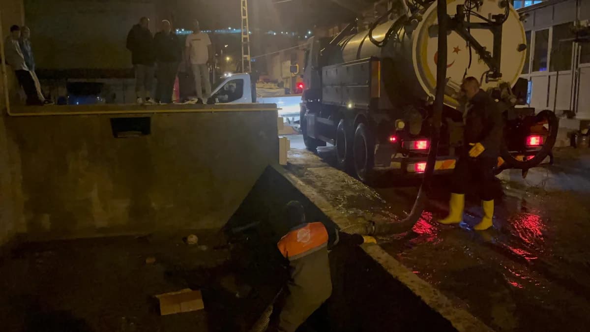 Kayseri’de Sular Yükseldi: Evler ve Bahçeler Sular Altında Kaldı, Trafikte Mahsur Kalanlar Kurtarıldı
