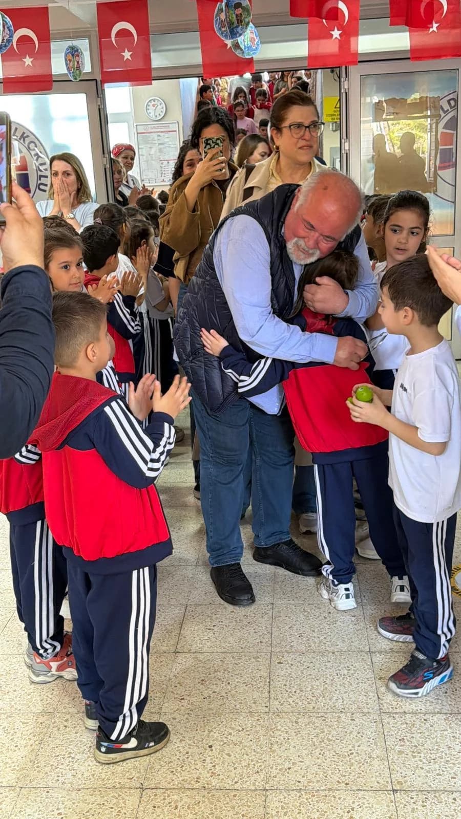 43 Yıllık Öğretmen Gözyaşlarıyla Veda Etti: ‘Zaman Su Gibi Akıp Gidiyor’