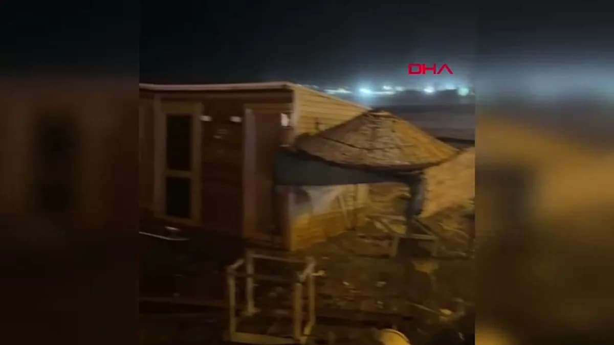 Hatay’daki Fırtına: Dalgalar Yolu Aştı, İşletmeler Zarar Gördü