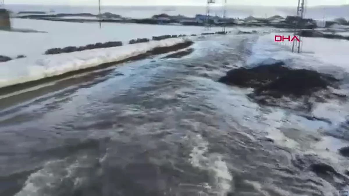 Ağrı’da Eriyip Sele Dönen Karlar Köyü Esir Aldı: Traktörlerle Mücadele!