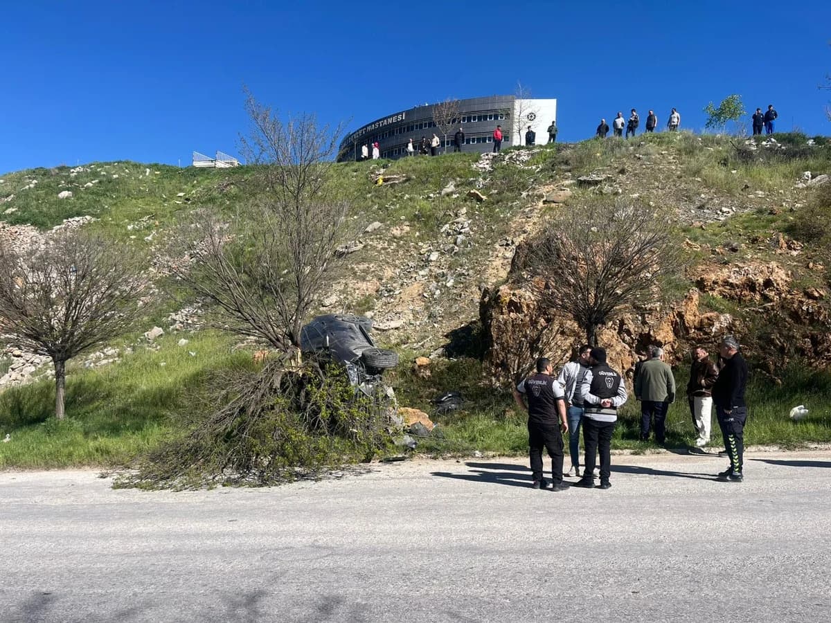 El Freni Çekilmeyen Otomobil Hastane Otoparkından Şarampole Yuvarlandı