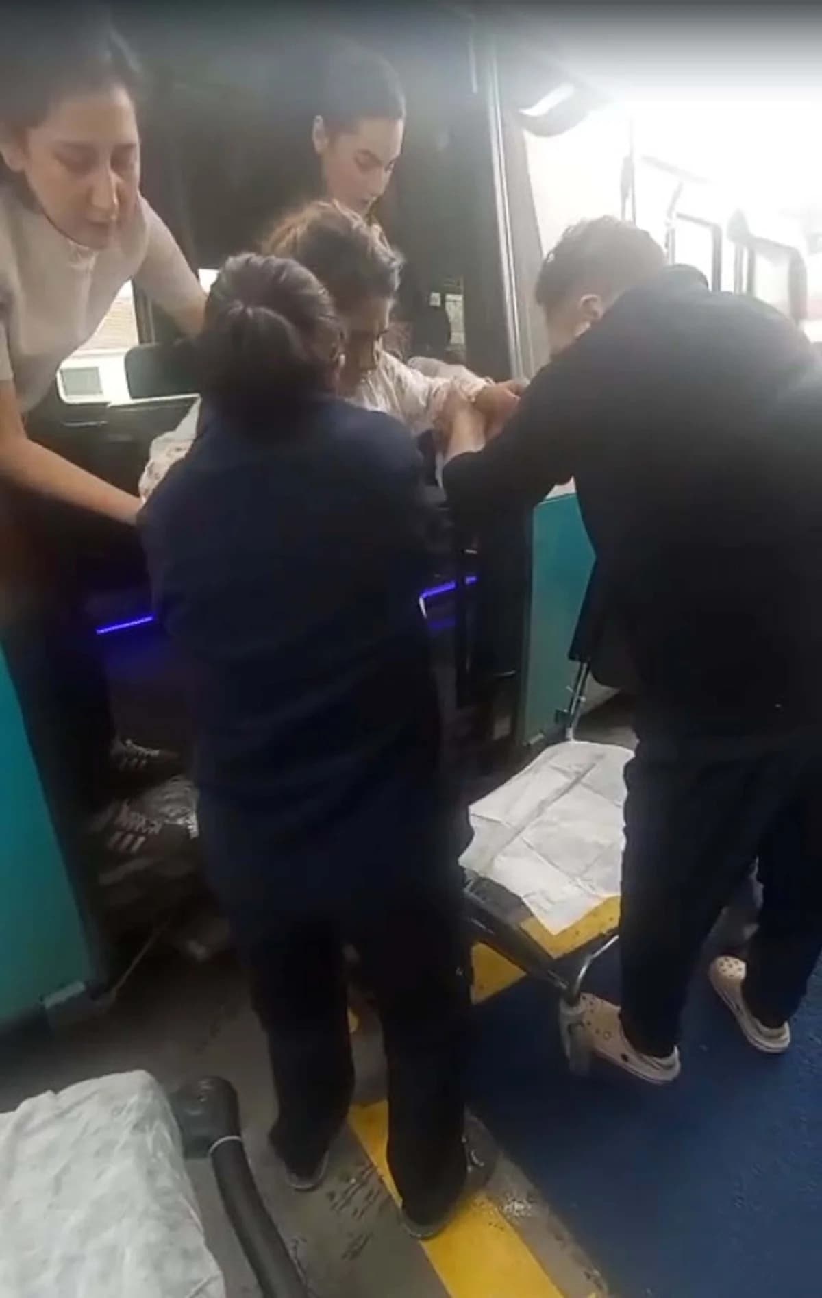İzmir’de Dolmuşta Doğum Sevinci: Anne ve Bebek Sağ Salim