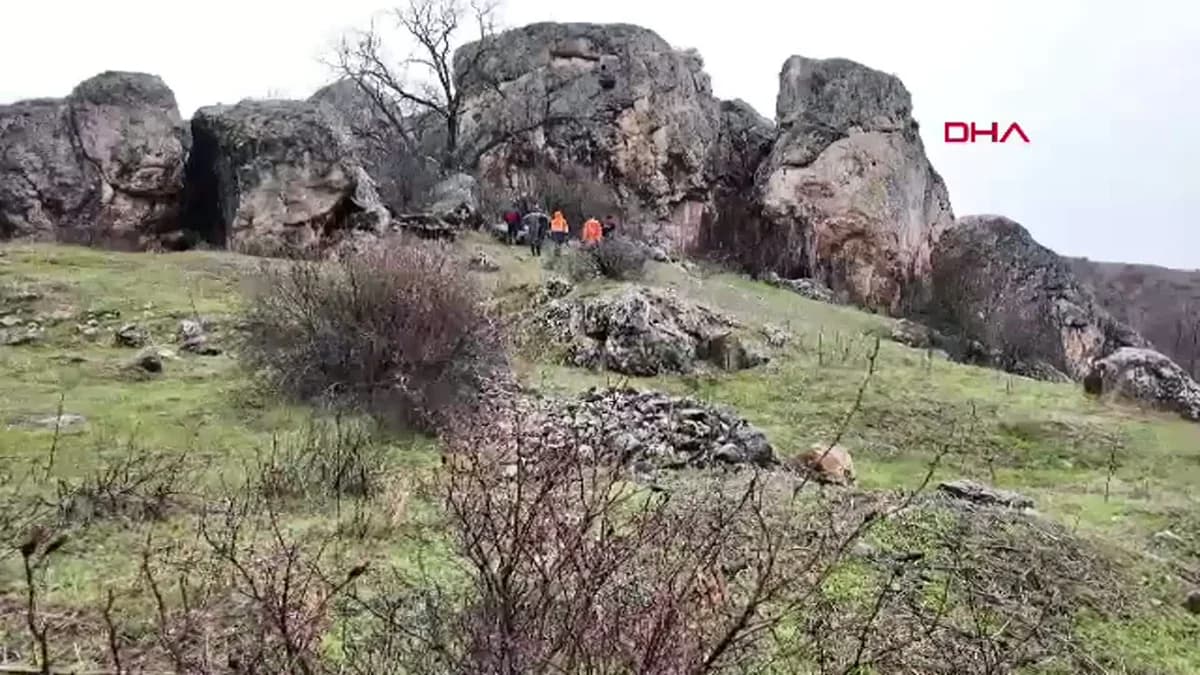 Sivas’ta Kayalıkta Mahsur Kalan Keçi İtfaiye Ekipleri Tarafından Kurtarıldı