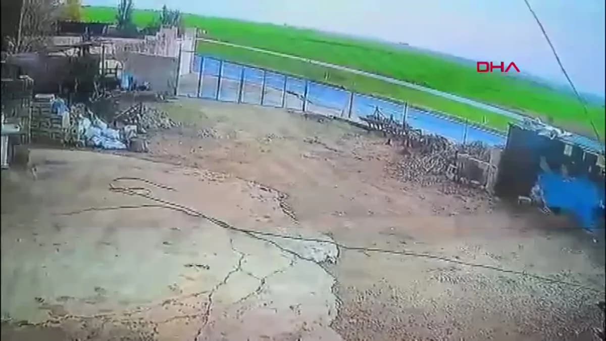Mardin’de Tarım Makinesi Yüklü Kamyonet Kazası: 3 Yaralı