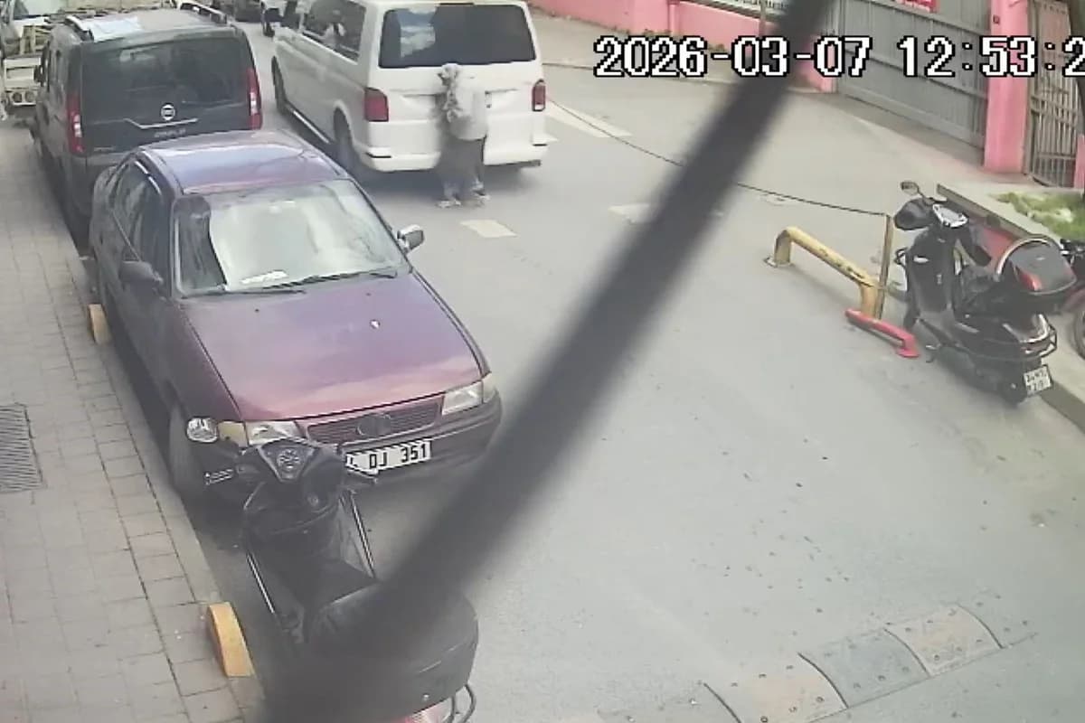Fatih’te Yaya Geçidinde Kazaya Karışan Minibüs Kadını Sürükledi