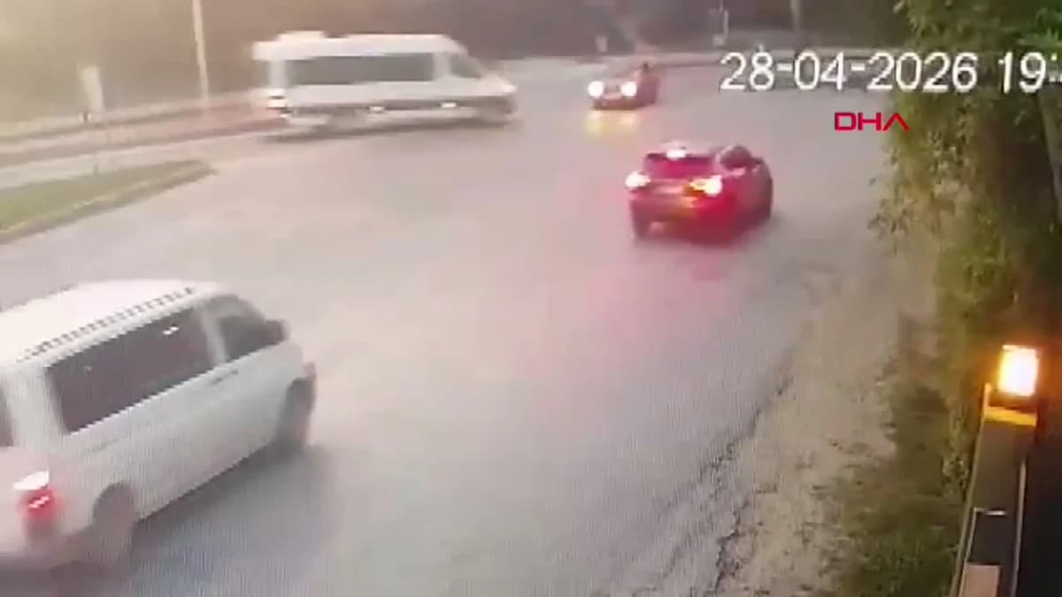 Antalya’da Feci Kaza: Tur Minibüsü Otomobille Çarpıştı, 4 Yaralı