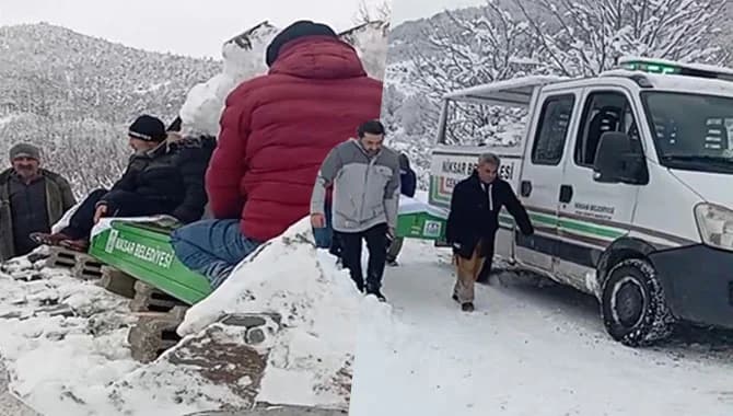 Tokat’ta karlı yollar geçit vermedi: Cenaze kepçeyle taşındı