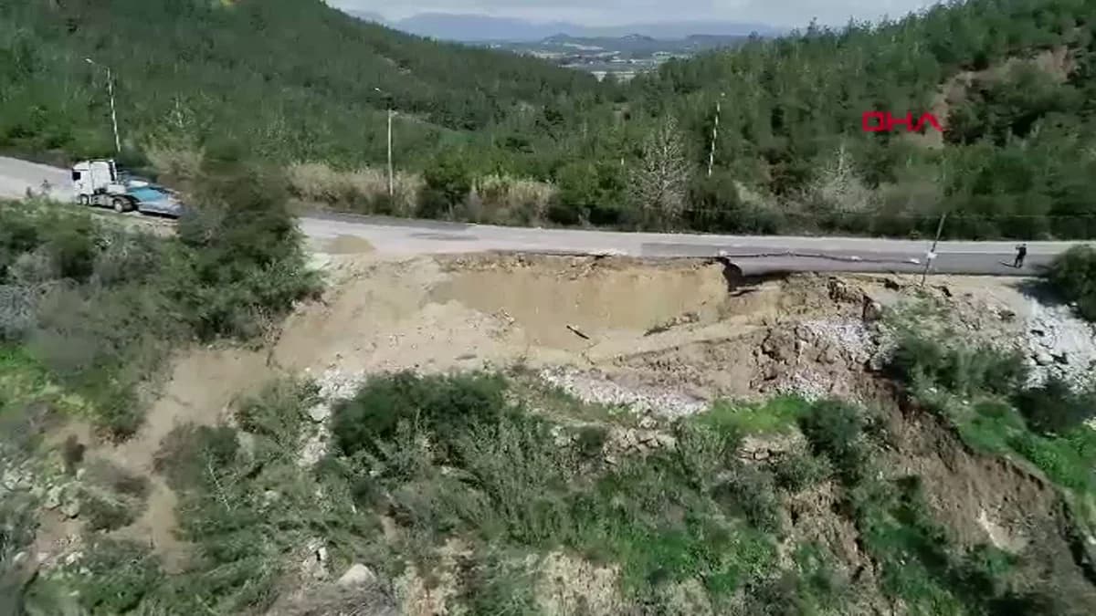 Adana’da Şiddetli Yağış Sonrası Yol Çöktü
