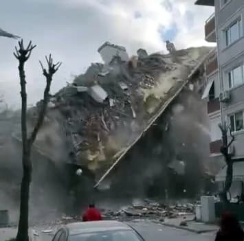 İstanbul Avcılar’da Yıkım Sırasında 5 Katlı Bina Çöktü