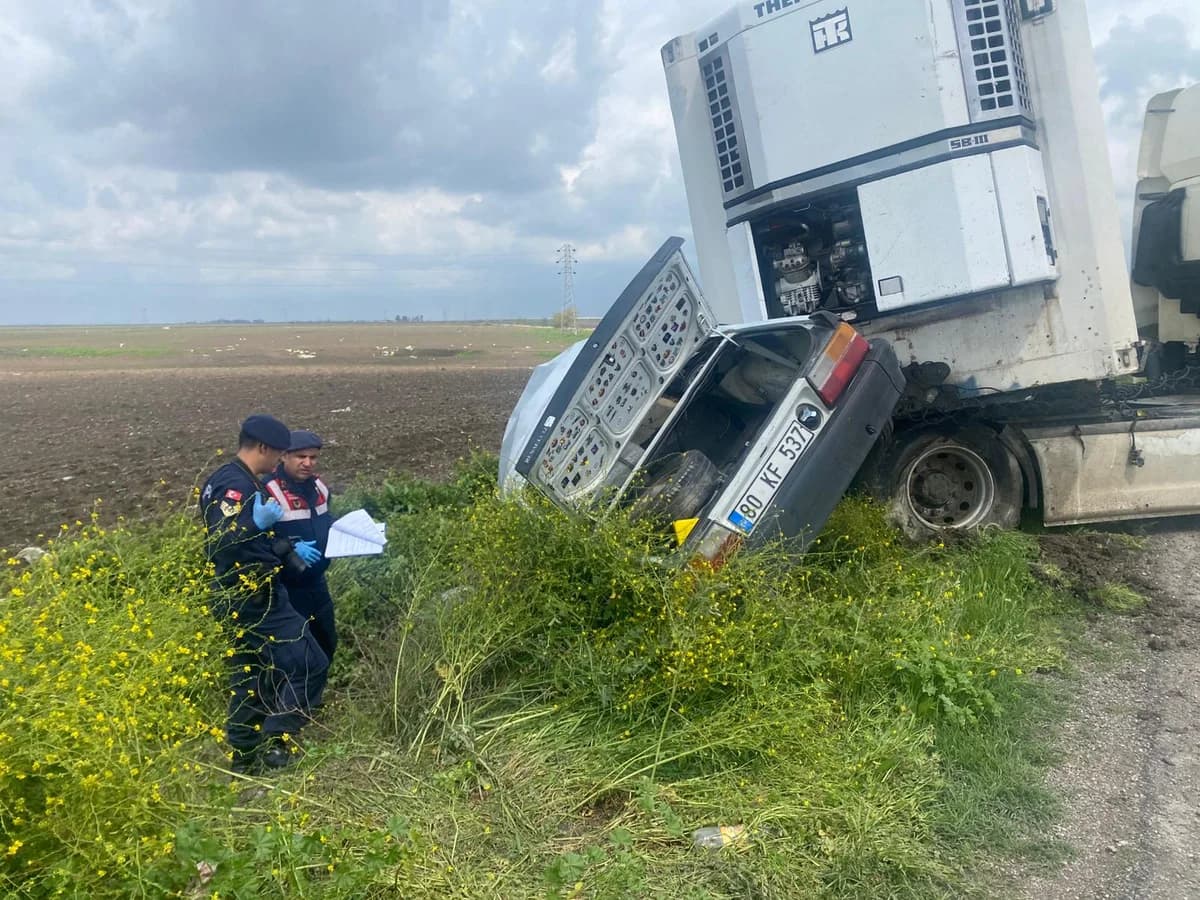 Adana’da TIR ile Çarpışan Otomobilin Sürücüsü Hayatını Kaybetti