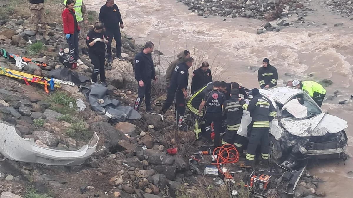 Erzincan’da Dereye Uçan Otomobilde Faciaya Dönüşen Yolculuk: 2 Can Kaybı, 1 Ağır Yaralı