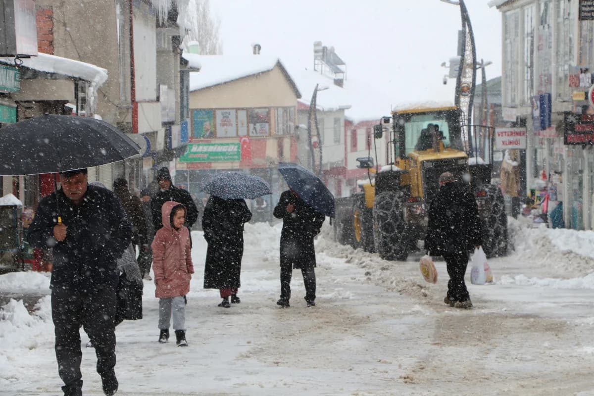 Bingöl’ün Karlıova İlçesinde 25 Köy Yolu Karla Kaplandı
