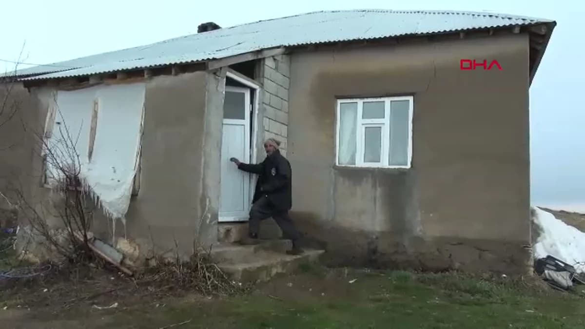 Yüksekova’da Yıldırım Düşen Evde Büyük Hasar