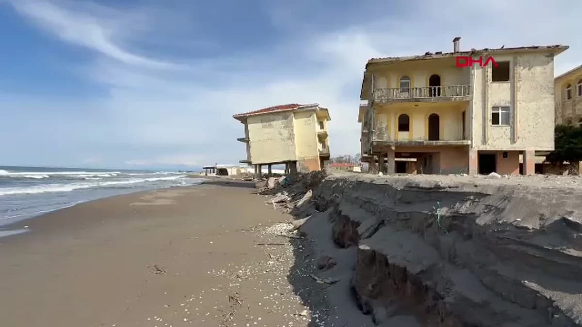 Sakarya’da Kıyı Erozyonu Sebebiyle Tahliye Edilen Villa Yan Yattı