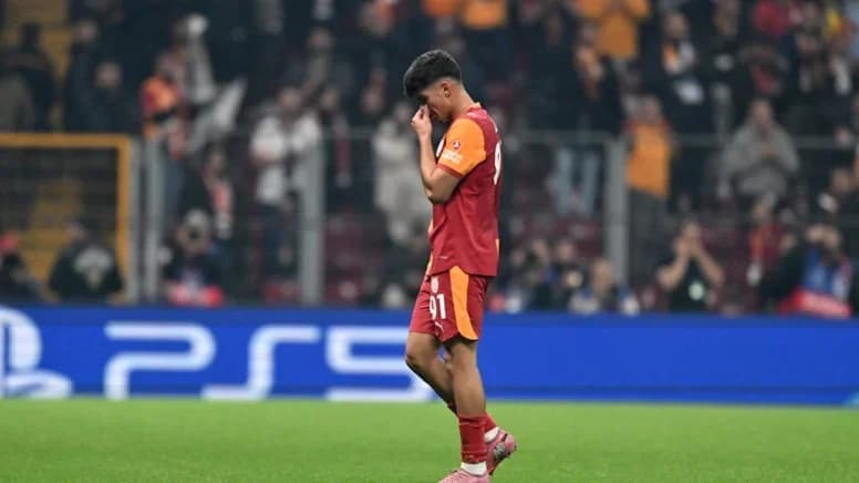 Arda Ünyay kırmızı kart sonrası alkışlarla sahayı terk etti