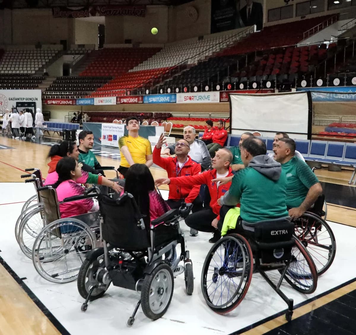 6 Şubat’ta Uzuvlarını Kaybedenler İçin Tenis Kortlarında Yeni Bir Başlangıç