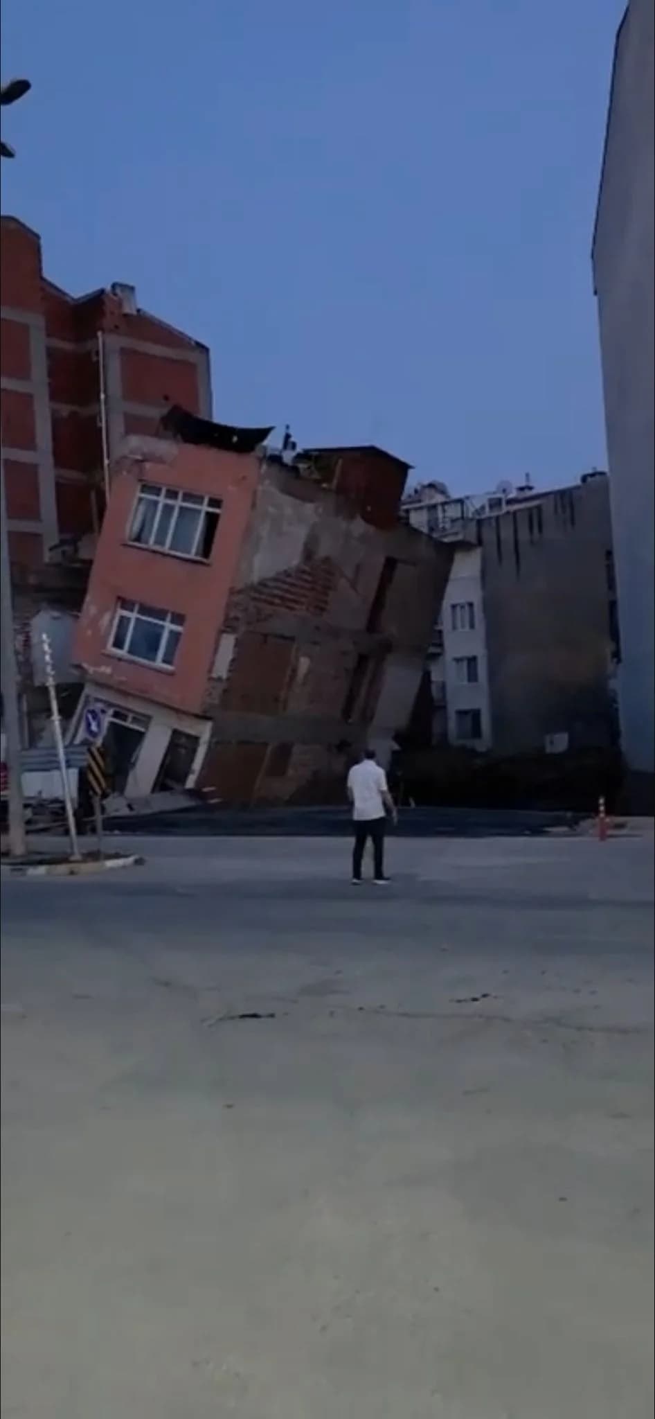 Erdek’te Kabus: Bitişik İnşaatın Kazısı 3 Katlı Binası Yerle Bir Etti!