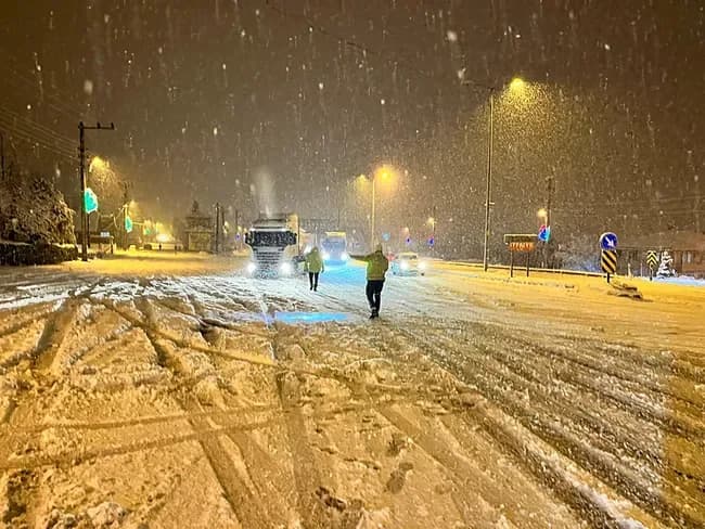 Kar Ulaşımı Felç Etti: Bakanlıktan Peş Peşe Uyarılar