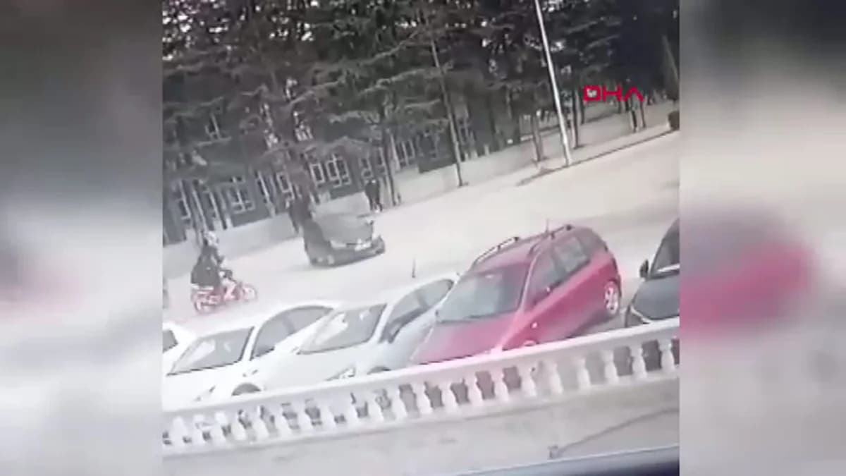 Afyonkarahisar’da Otomobil ile Motosiklet Çarpıştı: 2 Kişi Yaralandı