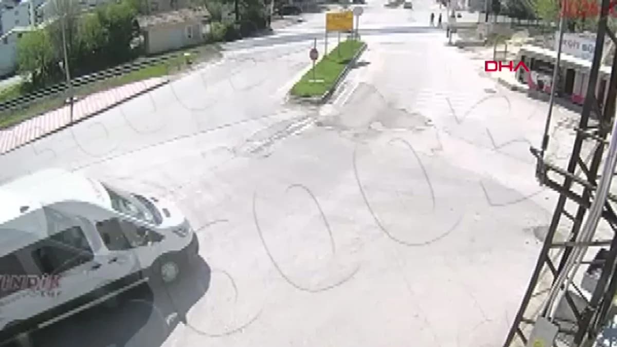 Amasya’da Kan Donduran Anlar: Alkollü Sürücü Durağı Devirdi, Öğrenciler Kilometrelerce Kurtuldu
