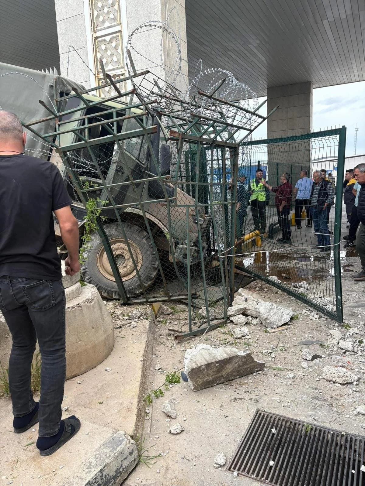 Hamzabeyli Sınır Kapısı’nda Askeri Araç Duvara Çarptı: 2 Yaralı