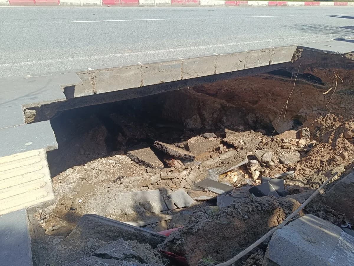 Siirt’te Kaldırım Çökmesi: Yol Trafiğe Kapandı
