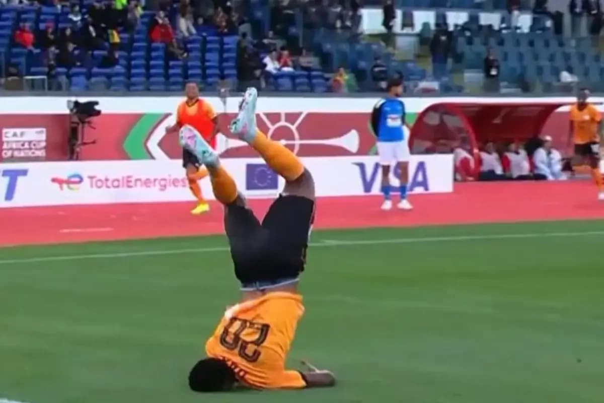 Patson Daka gol sevinci sırasında az kalsın boynunu kırıyordu