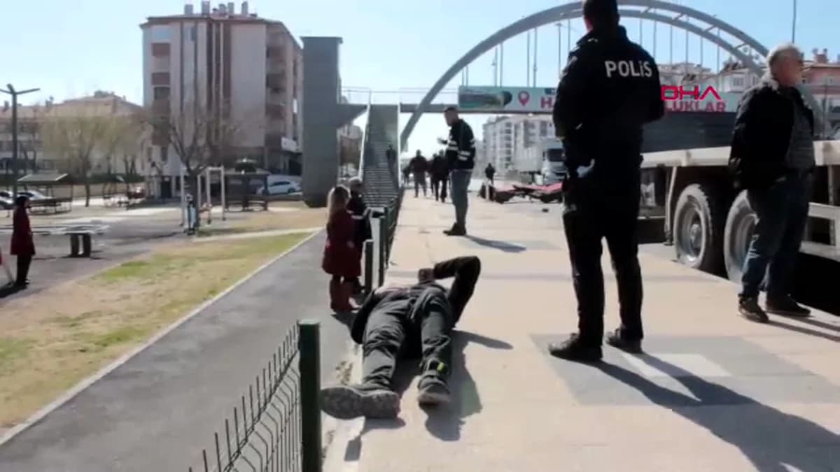 Aksaray’da Vinç Üst Geçide Çarptı: Sürücü Yaralandı