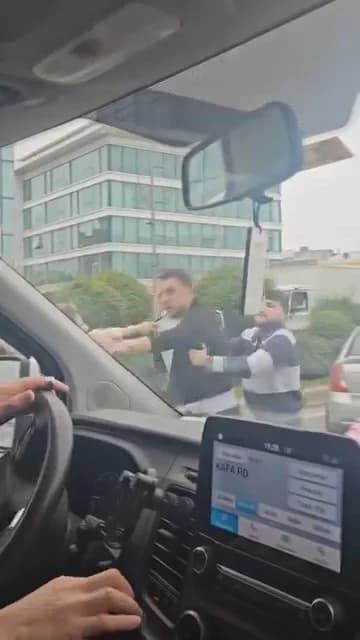 İstanbul Ümraniye’de Trafikte Yumruklu Kavga Anbean Kaydedildi