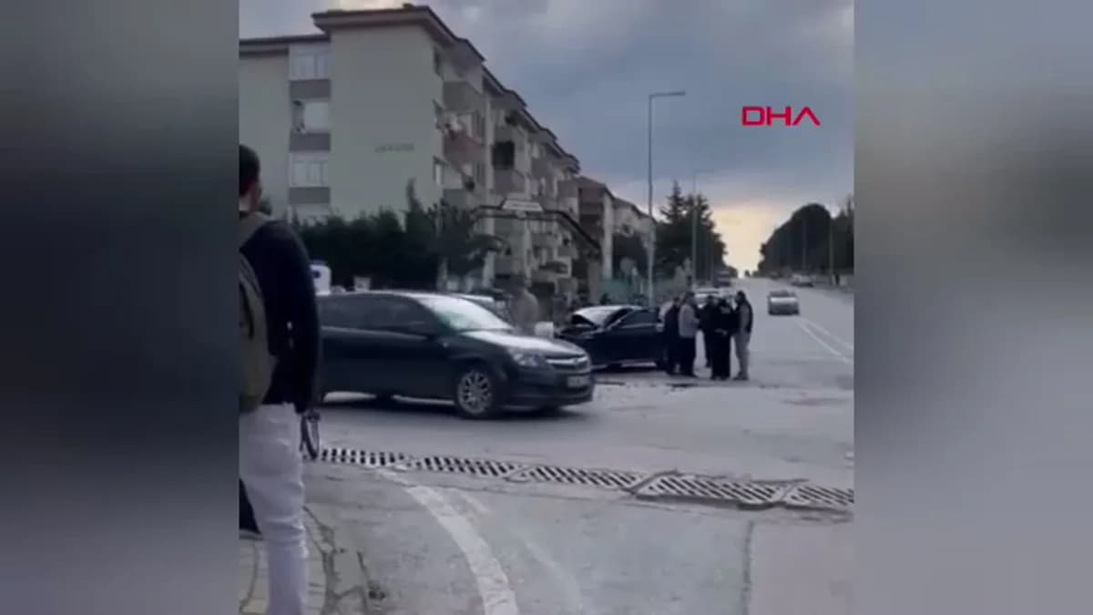 Bursa’da İki Otomobilin Çarpıştığı Kaza: Sürücüler Yaralı