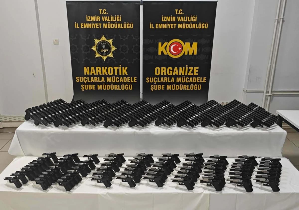 İzmir’de Yapılan Operasyonda 149 Ruhsatsız Tabanca Ele Geçirildi