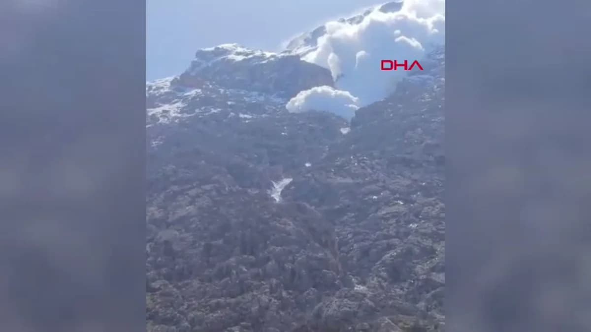 Hakkari’de Sümbül Dağı’ndan Kopan Dev Çığ Zap Suyu’nu Durdurdu