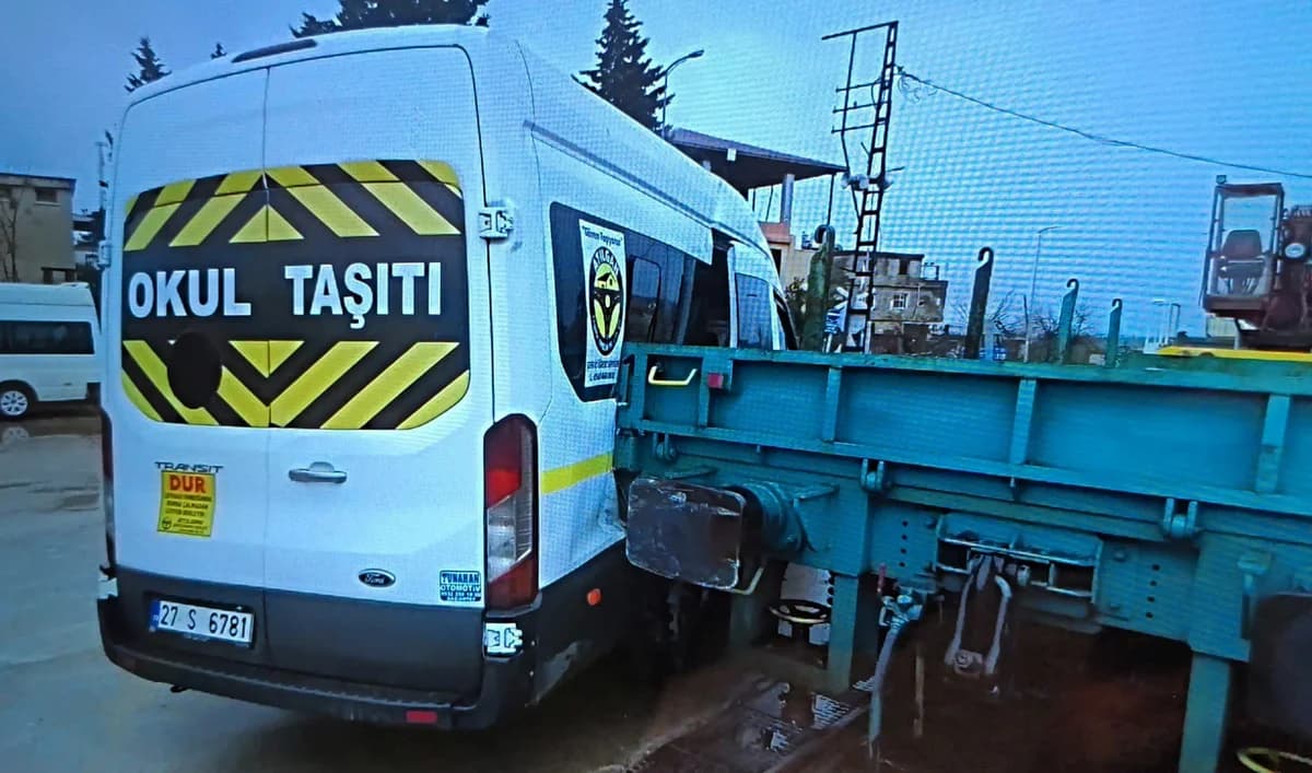 Lokomotifin Okul Servisine Çarpma Anı Güvenlik Kamerasında