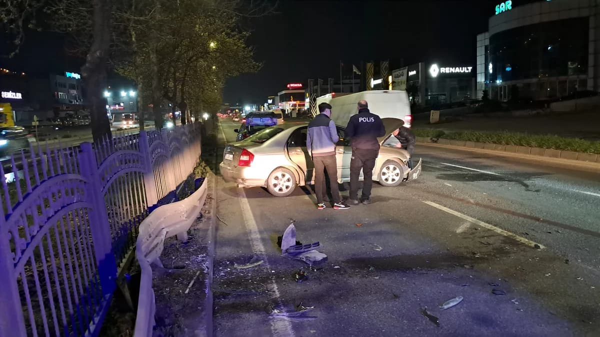 Samsun’da Otomobil Refüjdeki Bariyerlere Çarptı: 2 Yaralı