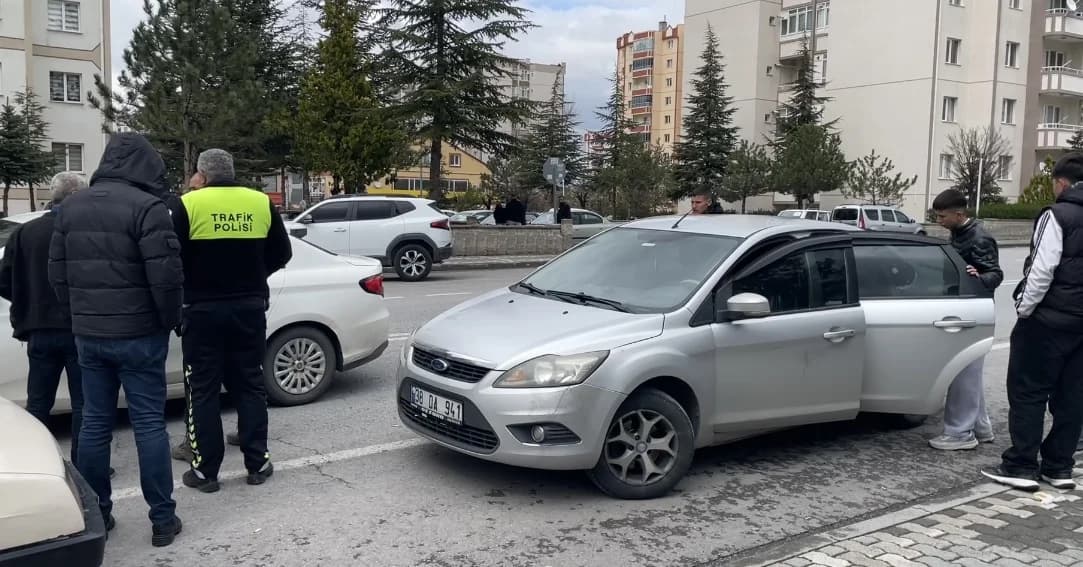 Ehliyetsiz Sürücü, Dedesinin Aracıyla Gezerken Polisin Dur İhtarına Uymadı