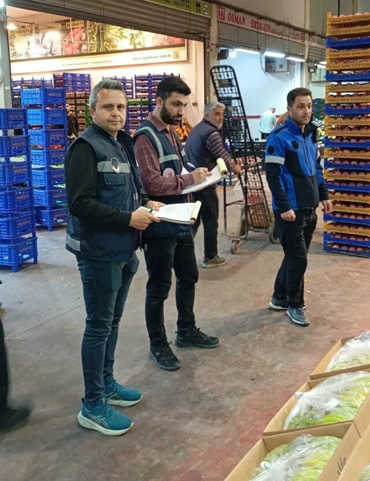 Bayram Öncesi İzmir’de Fahiş Fiyatlara ve Stokçuluğa Darbe: Otogar ve Haller Sıkı Denetimde!