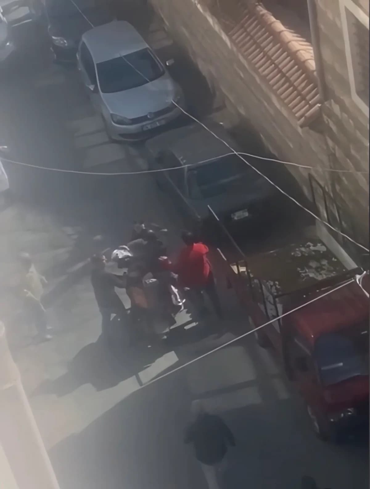 Kasımpaşa’da Motokurye ile Sürücü Arasındaki Kavga Güvenlik Kamerasına Yansıdı