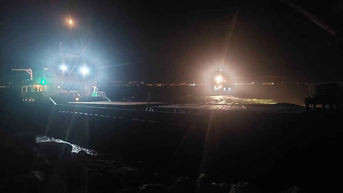Balıkesir’de Kuru Yük Gemisi Karaya Oturdu